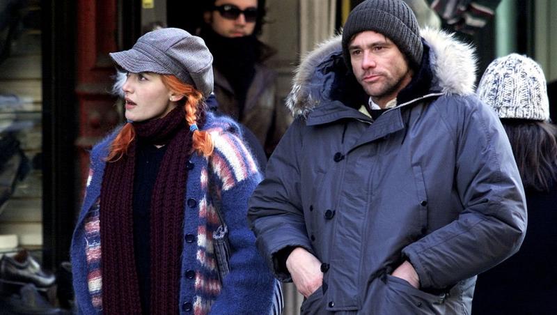 Jim Carrey poartă o geacă albastră și fes