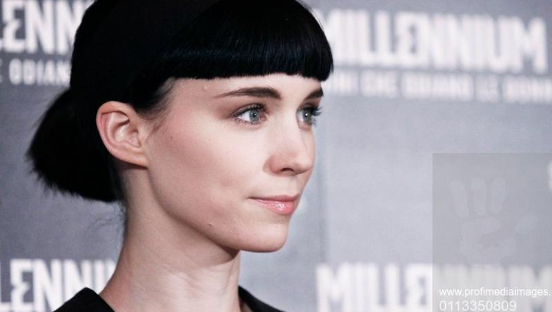 Cum arată astăzi actrița din „The girl with the dragon tattoo”. S-a lăsat fotografiată doar în sacou, fără sutien și bluză
