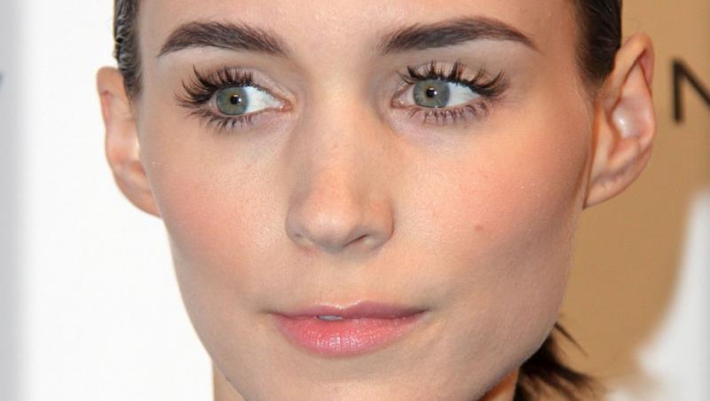 Cum arată astăzi actrița din „The girl with the dragon tattoo”. S-a lăsat fotografiată doar în sacou, fără sutien și bluză