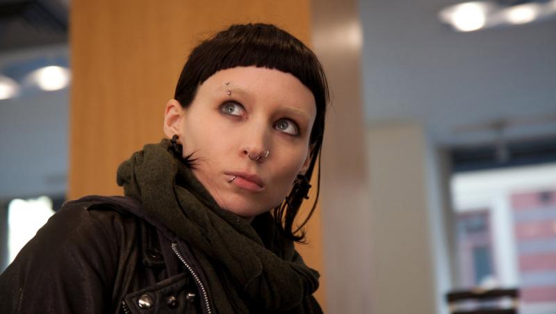 Cum arată astăzi actrița din „The girl with the dragon tattoo”. S-a lăsat fotografiată doar în sacou, fără sutien și bluză