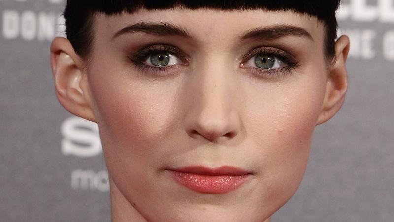 Cum arată astăzi actrița din „The girl with the dragon tattoo”. S-a lăsat fotografiată doar în sacou, fără sutien și bluză