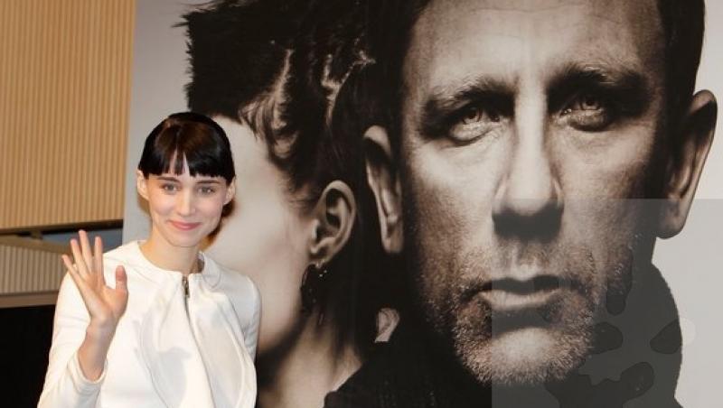 Cum arată astăzi actrița din „The girl with the dragon tattoo”. S-a lăsat fotografiată doar în sacou, fără sutien și bluză