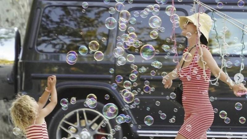 Orlando Bloom are o iubită cu 21 de ani mai tânără. Cum arată femeia care a înlocuit-o pe Katy Perry