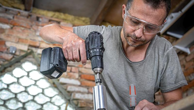 barbat care face o lucrare de carotare