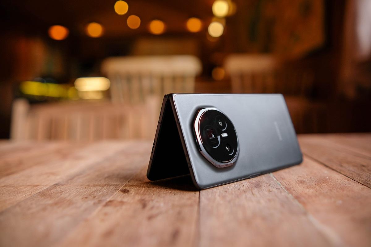 Honor a dezvăluit un &bdquo;smartphone robot&rdquo;. Ce poate face dispozitivul