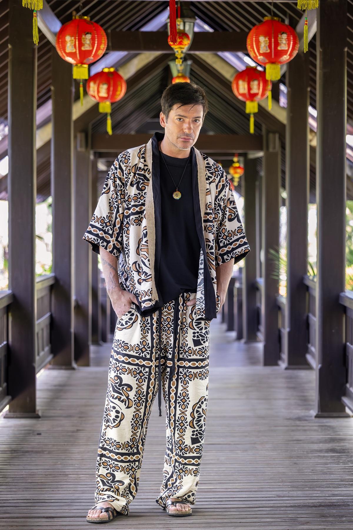 Radu Vâlcan în timp ce pozează în fața unui templu