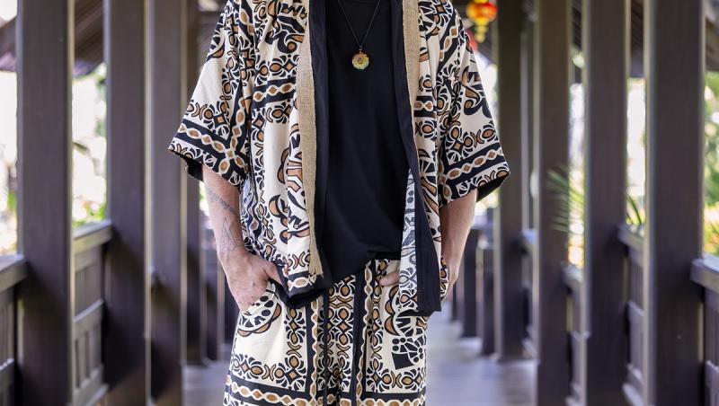 Radu V&acirc;lcan &icirc;n timp ce pozează &icirc;n fața unui templu