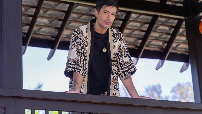 Radu, prezentatorul de la Insula Iubirii surprins pe un balcon