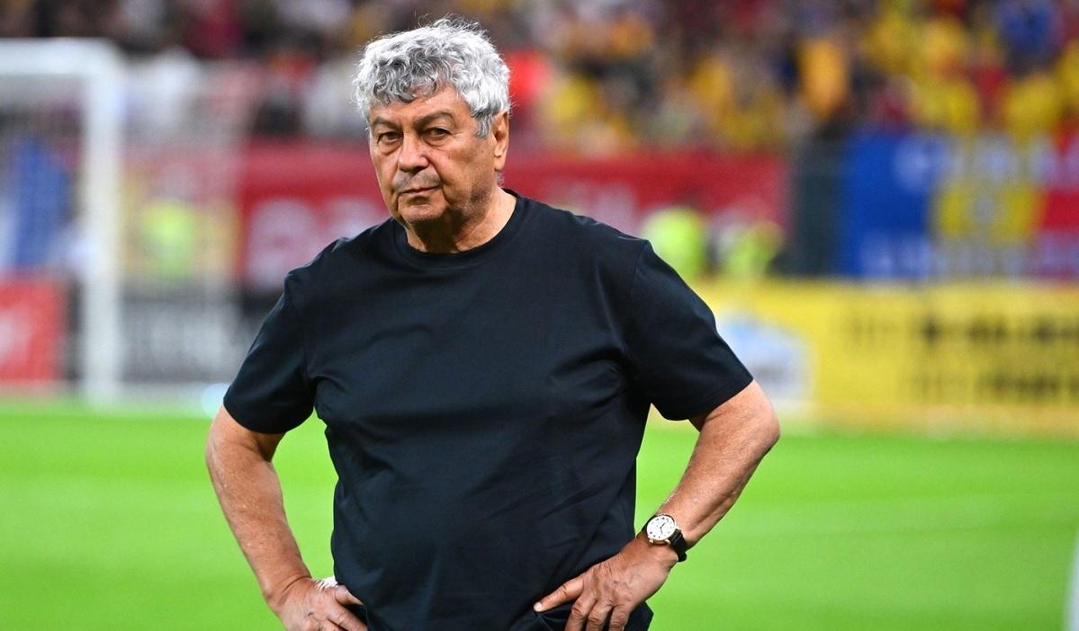 Mircea Lucescu poartă un tricou negru pe un fundal deschis la culoare