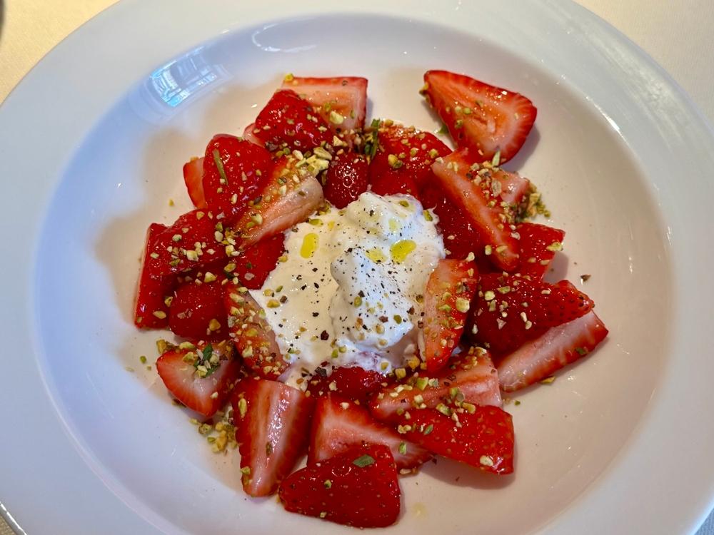 Burrata cu căpșuni coapte. Desertul delicios care combină perfect cele mai fine arome