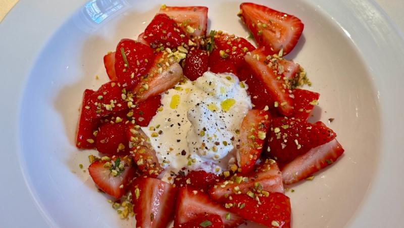 Burrata cu căpșuni coapte. Desertul delicios care combină perfect cele mai fine arome