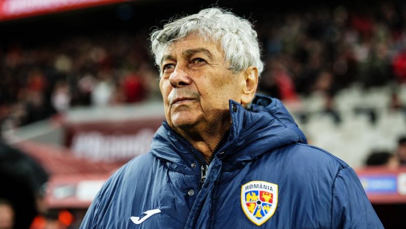 Mircea Lucescu poartă o geacă albastră pe un fundal deschis