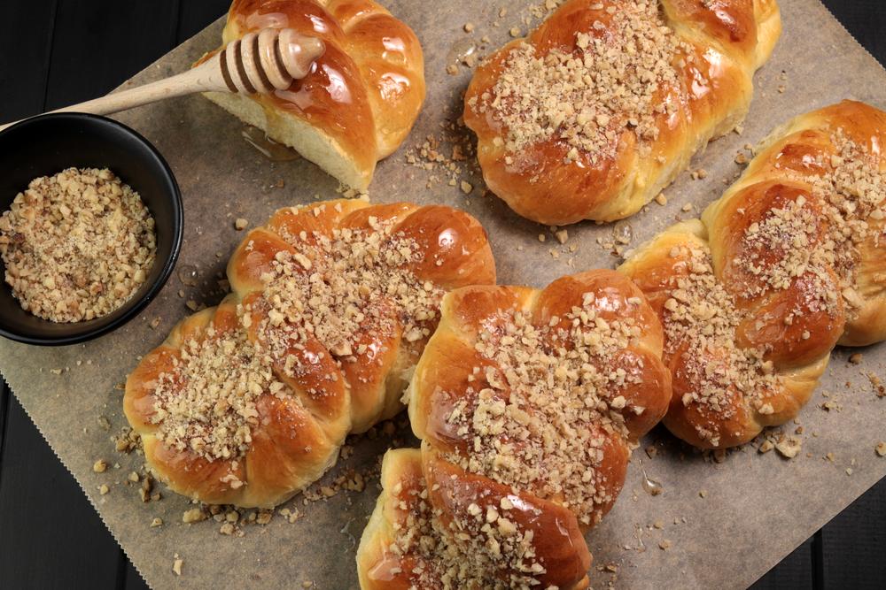 Rețeta de mucenici moldovenești pufoși cărora nimeni nu le poate rezista. Care e ingredientul secret