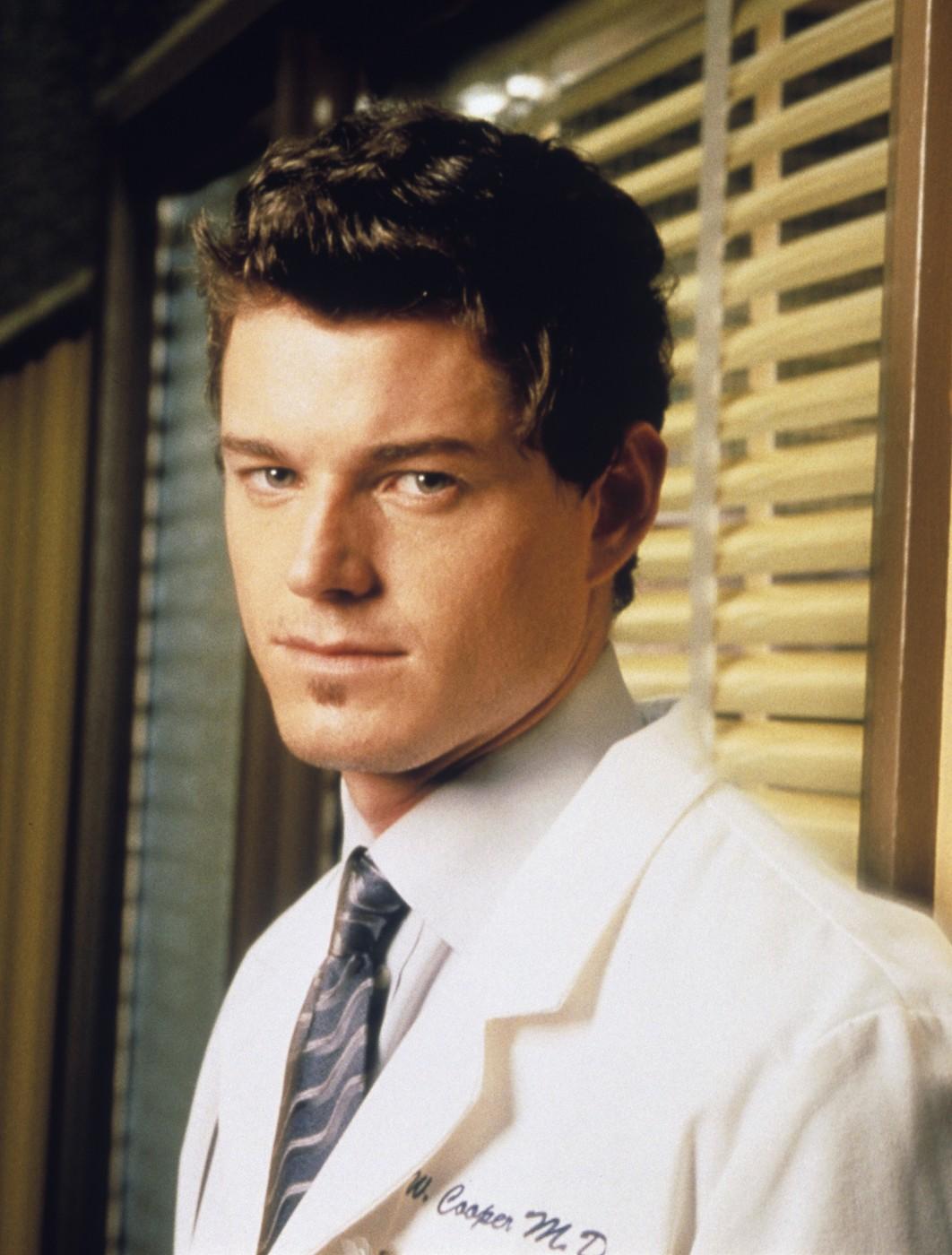 Eric Dane în uniformă de medic într-o poză din Anatomia lui Grey