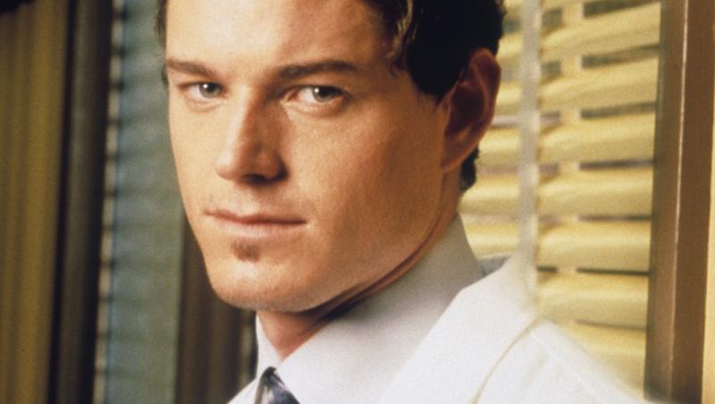 Eric Dane &icirc;n uniformă de medic &icirc;ntr-o poză din Anatomia lui Grey