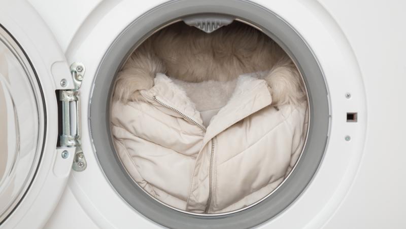 Cum și cât trebuie spălate gecile de iarnă. Regula de aur atunci când le pui la mașina de spălat