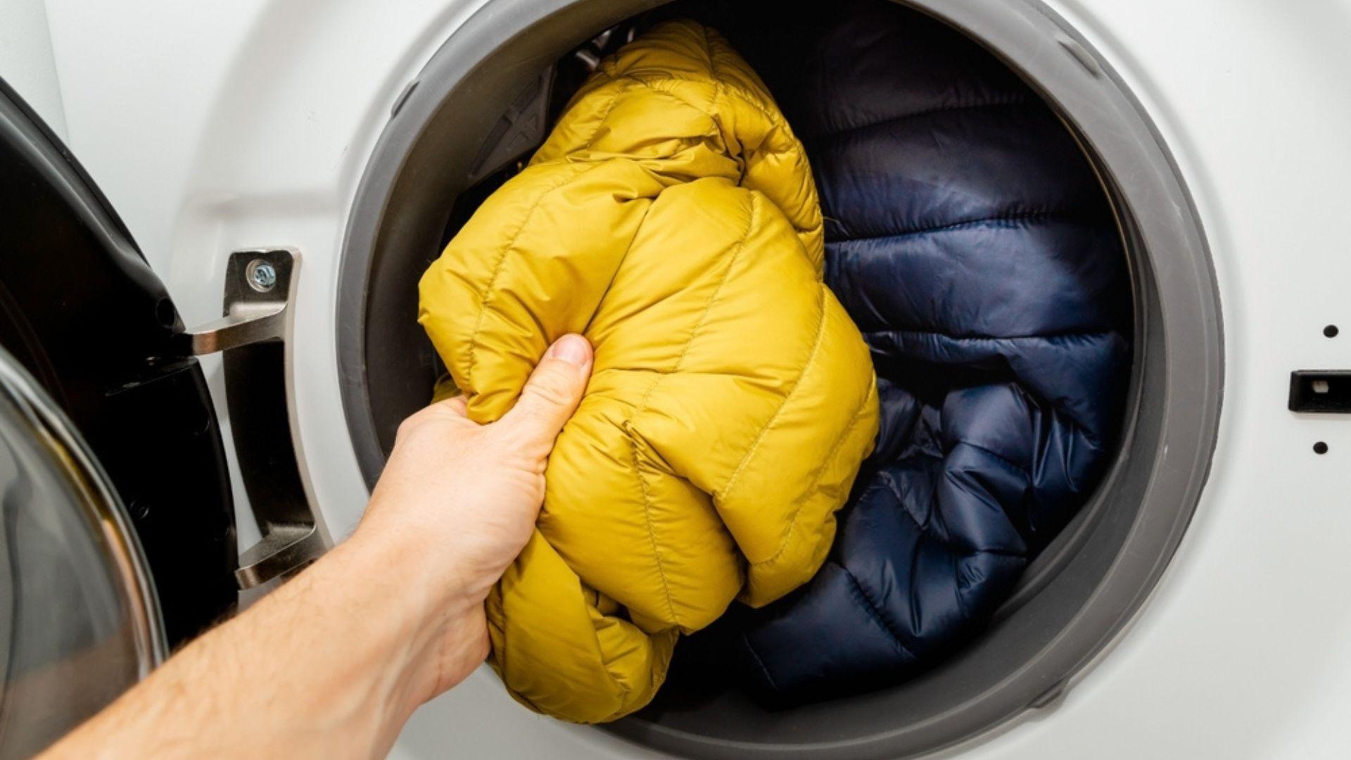 Cât de des trebuie spălate hainele de iarnă. Regula de aur care trebuie respectată atunci când le pui la mașina de spălat