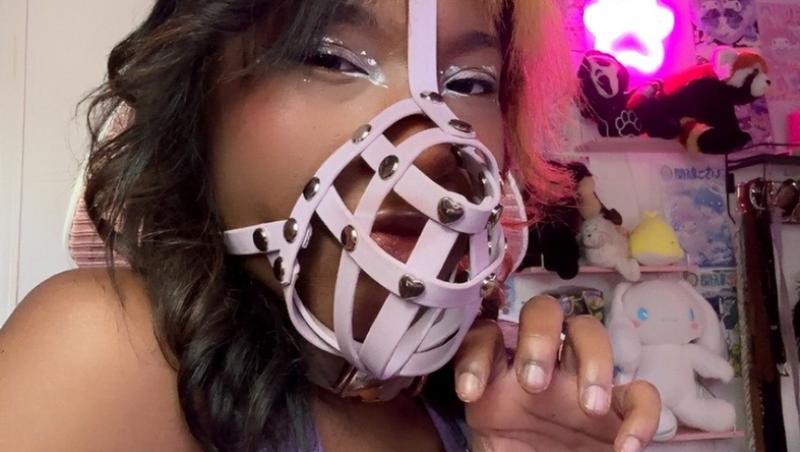 O tânără de 20 de ani se crede câine și va fi supusă unei operații de 640 de dolari pentru a-și pune colți. Cum arată