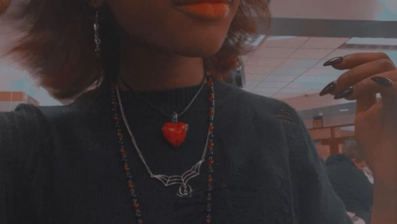 O tânără de 20 de ani se crede câine și va fi supusă unei operații de 640 de dolari pentru a-și pune colți. Cum arată