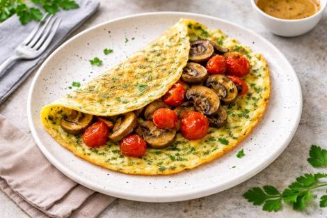 Omletă cu verdeață umplută cu ciuperci și roșii, pentru un mic dejun delicios, de primăvară