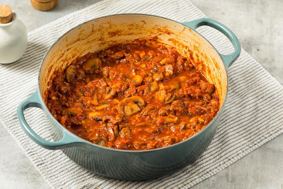 Sos ragu cu ciuperci și c&acirc;rnați, perfect pentru rețete delicioase, de paste