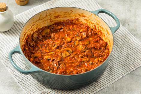 Sos ragu cu ciuperci și c&acirc;rnați, perfect pentru rețete delicioase, de paste
