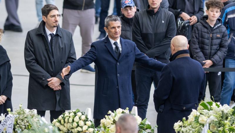 Răzvan Lucescu a stat 16 ore în picioare și a salutat fiecare om la priveghi. Reacția celor din jur: „A avut puterea asta”