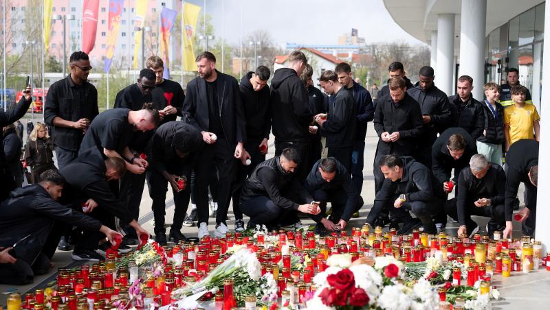 Răzvan Lucescu a stat 16 ore în picioare și a salutat fiecare om la priveghi. Reacția celor din jur: „A avut puterea asta”