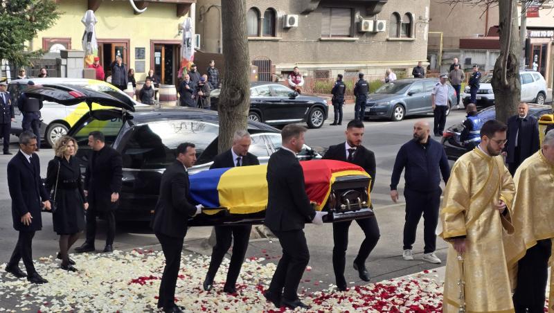 Răzvan Lucescu a stat 16 ore în picioare și a salutat fiecare om la priveghi. Reacția celor din jur: „A avut puterea asta”