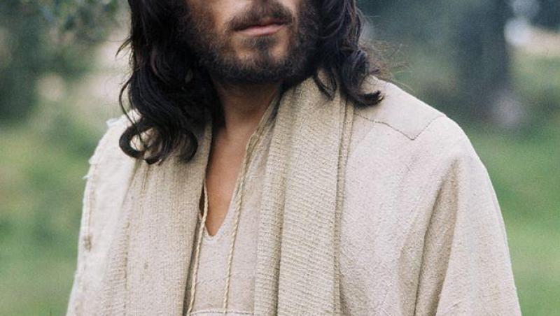 Cum arată Robert Powell la 81 de ani. Rolul din Iisus din Nazaret i-a schimbat viața