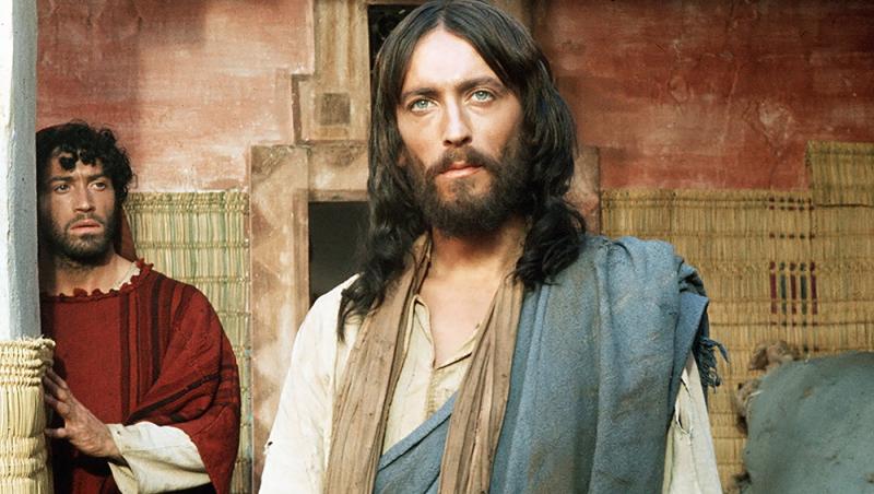 Cum arată Robert Powell la 81 de ani. Rolul din Iisus din Nazaret i-a schimbat viața