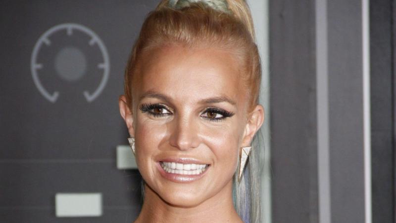 britney spears are o coadă &icirc;mpletită și z&acirc;mbește