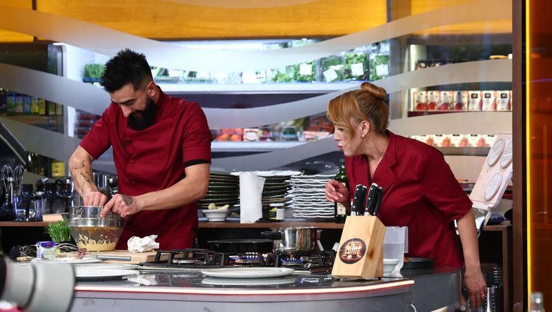 Chefi la cuțite, 13 aprilie 2026. Surpriză pentru chefi la prima degustare. Ce au putut să găsească sub cloșuri: „Nu pot să văd!”