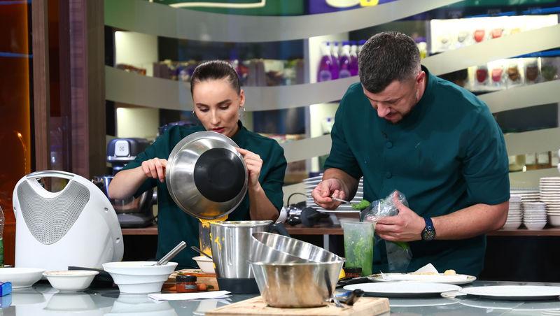 Chefi la cuțite, 13 aprilie 2026. Surpriză pentru chefi la prima degustare. Ce au putut să găsească sub cloșuri: „Nu pot să văd!”