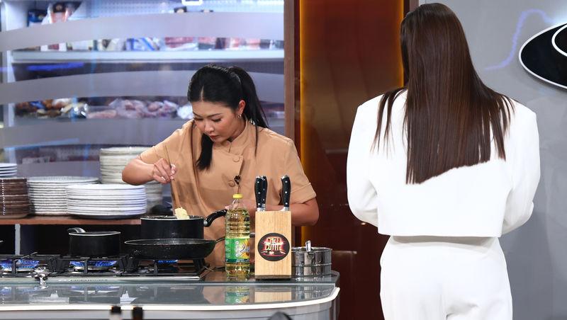 Chefi la cuțite, 13 aprilie 2026. Surpriză pentru chefi la prima degustare. Ce au putut să găsească sub cloșuri: „Nu pot să văd!”