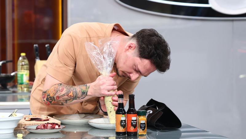 Chefi la cuțite, 13 aprilie 2026. Surpriză pentru chefi la prima degustare. Ce au putut să găsească sub cloșuri: „Nu pot să văd!”