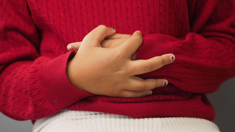 imagine cu o femeie cu dureri abdominale