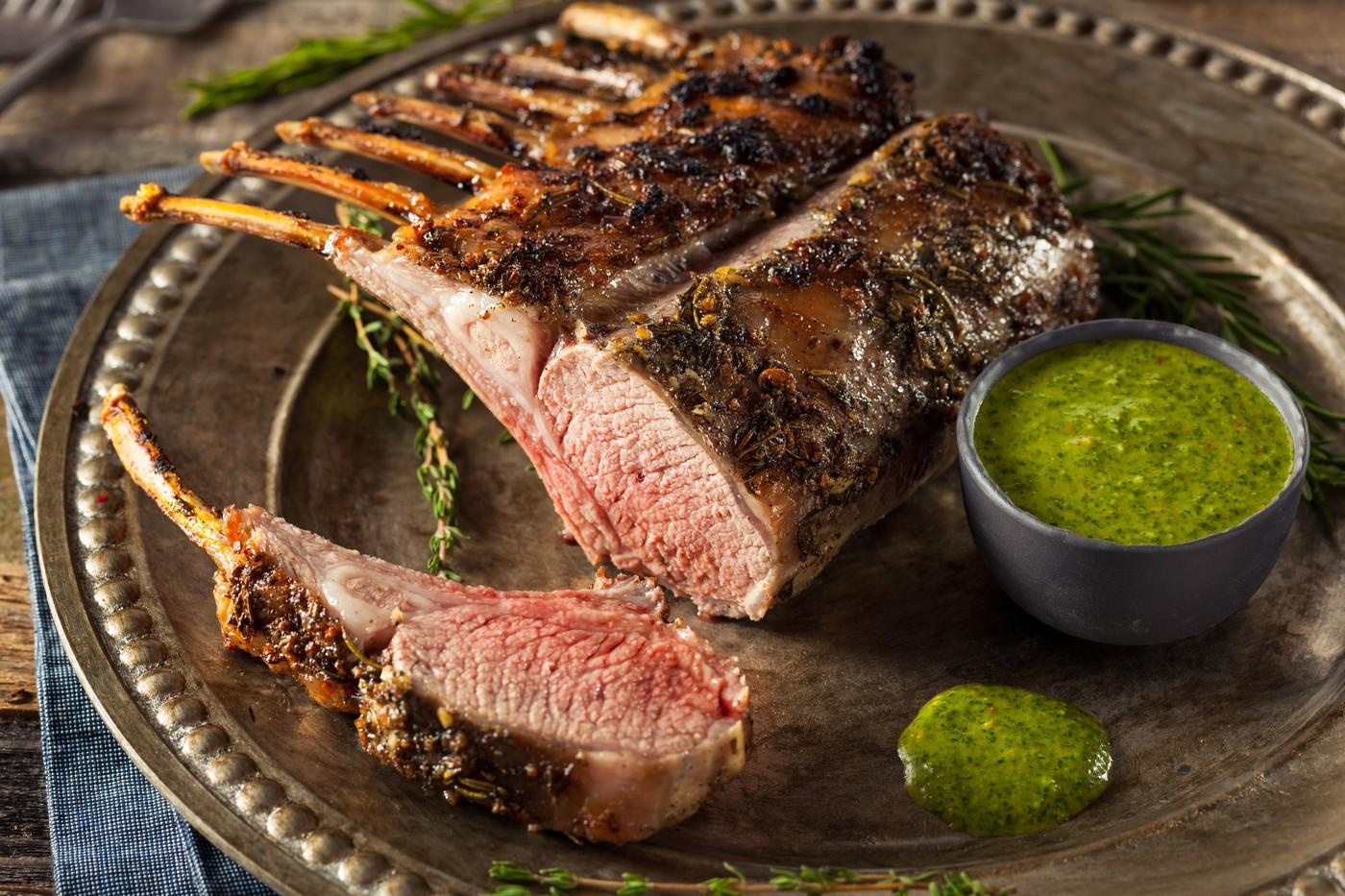 Pulpă de miel cu rozmarin și usturoi. O rețetă perfectă pentru mesele cu gust