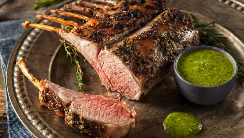 Pulpă de miel cu rozmarin și usturoi. O rețetă perfectă pentru mesele cu gust