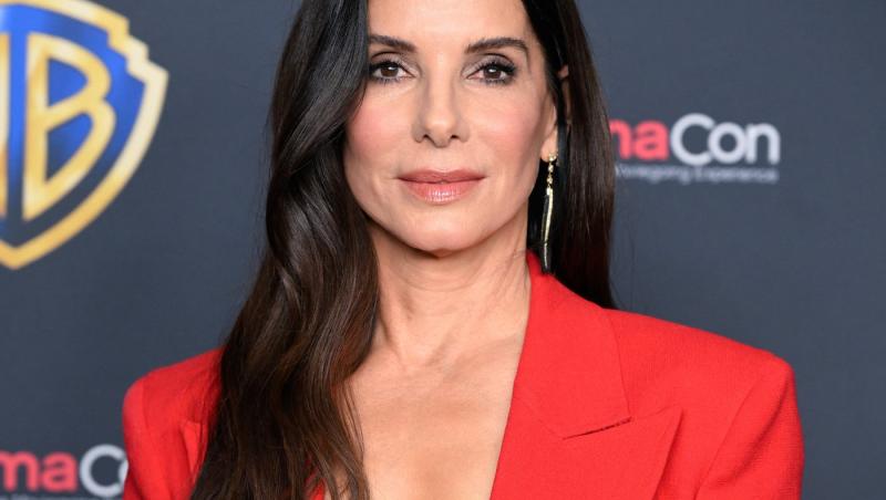 Sandra Bullock, transformare neașteptată la 61 de ani. Cum a apărut în public la aproape 3 ani de la moartea partenerului ei