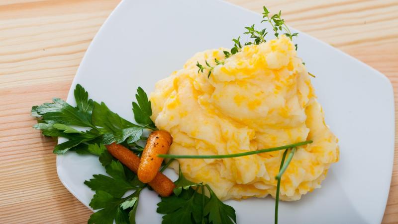 Piure de păst&acirc;rnac cu ulei de măsline și salvie, o adevărată delicatesă