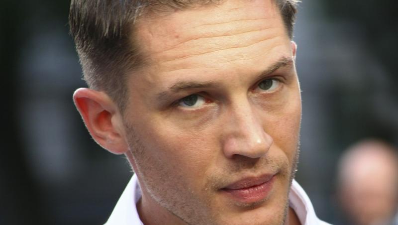 Tom Hardy, la bustul gol pe o plajă alături de soție. Nu mai are mușchii sculptați și e plin de tatuaje. Imaginile au uimit