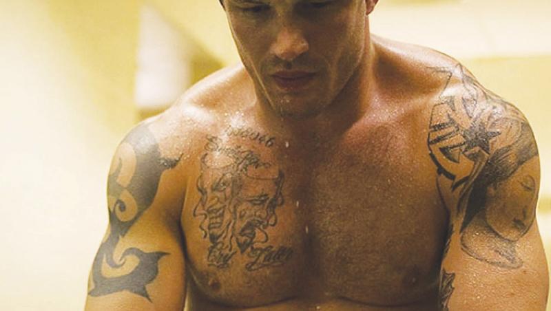 Tom Hardy, la bustul gol pe o plajă alături de soție. Nu mai are mușchii sculptați și e plin de tatuaje. Imaginile au uimit