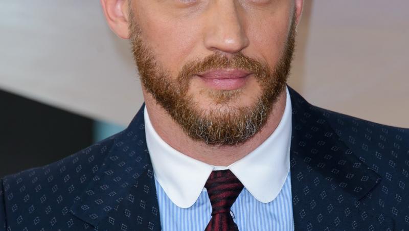 Tom Hardy, la bustul gol pe o plajă alături de soție. Nu mai are mușchii sculptați și e plin de tatuaje. Imaginile au uimit