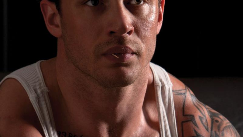 Tom Hardy, la bustul gol pe o plajă alături de soție. Nu mai are mușchii sculptați și e plin de tatuaje. Imaginile au uimit