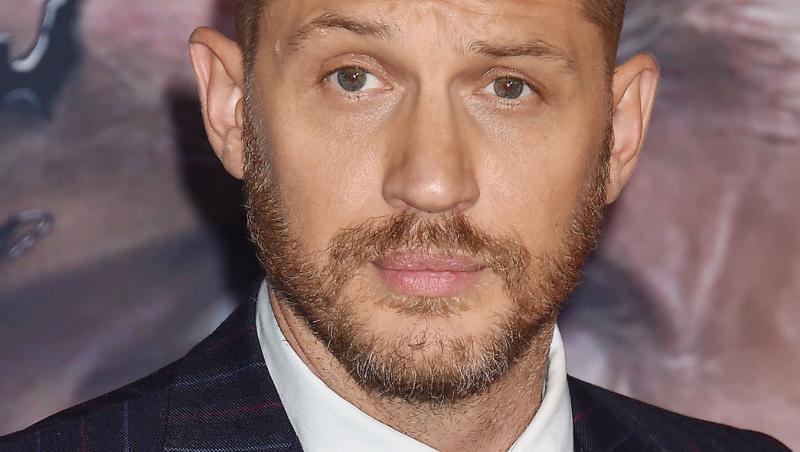 Tom Hardy, la bustul gol pe o plajă alături de soție. Nu mai are mușchii sculptați și e plin de tatuaje. Imaginile au uimit