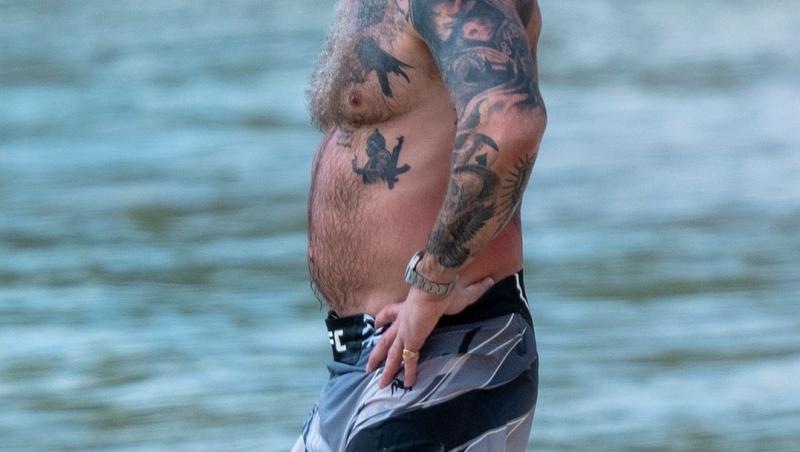 Tom Hardy, la bustul gol pe o plajă alături de soție. Nu mai are mușchii sculptați și e plin de tatuaje. Imaginile au uimit