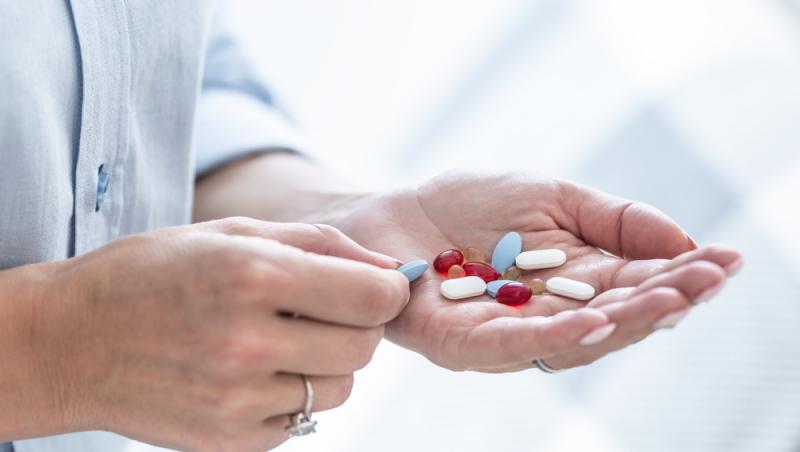 Nu te întinde după ce iei antibiotice! Regula de 30 de minute care îți poate salva sănătatea. Ce avertizează un specialist