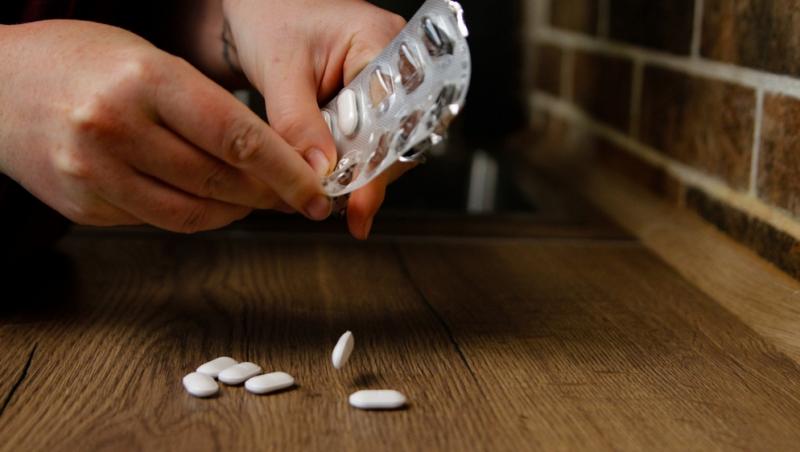 Nu te întinde după ce iei antibiotice! Regula de 30 de minute care îți poate salva sănătatea. Ce avertizează un specialist
