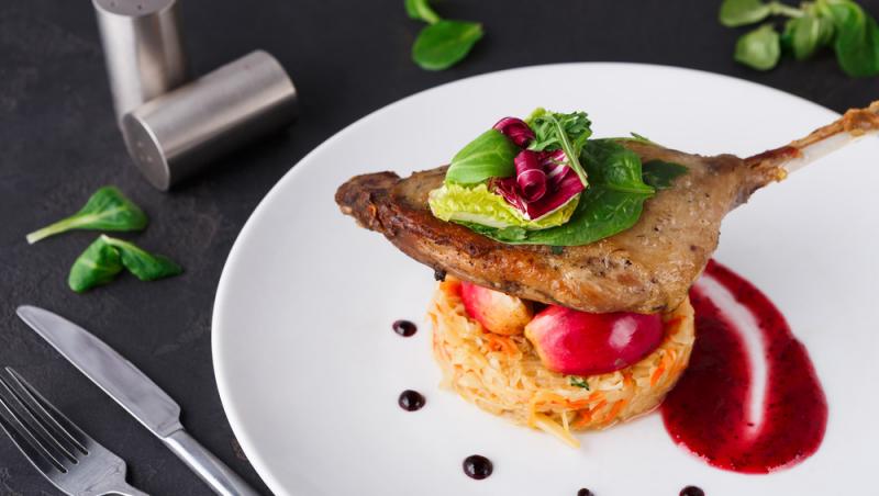 Rață confiată cu rubarbă la cuptor. Rețeta ieșită din comun care &icirc;ți va suprinde &icirc;ntreaga familie